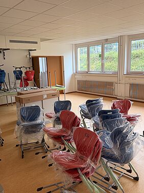 Bild neue Stühle Hellbergschule