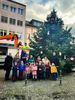Vorschulkinder der Kita Kirn-Sulzbach vor dem Weihnachtsbaum auf dem Kirner Marktplatz